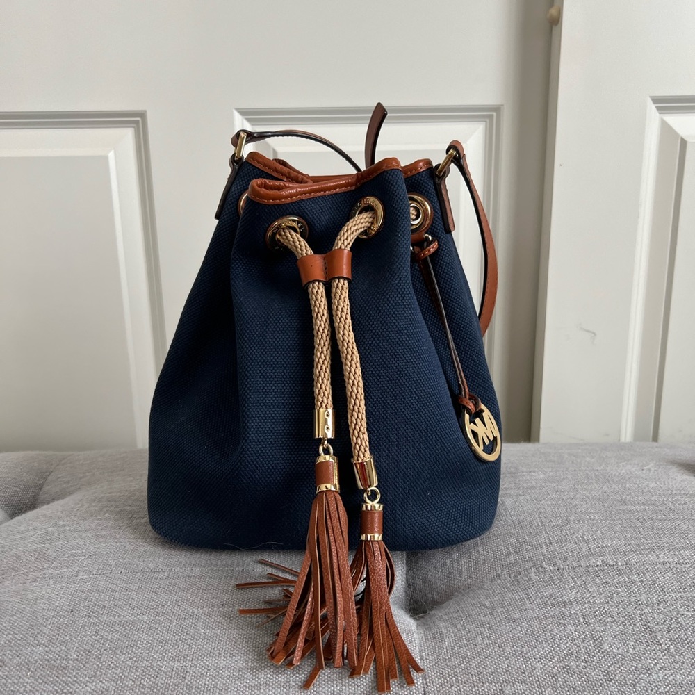 Michael Kors NEW bucket shoulder bag.
